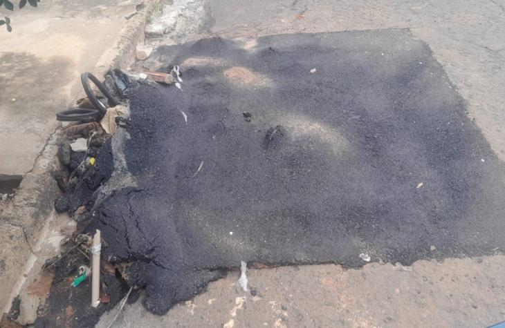 Codemar joga asfalto sobre lixo e entulho em serviço porco no bairro Santa Antonieta