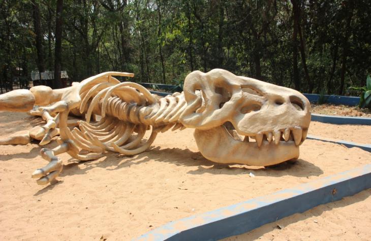 Bosque de Marília recebe mais duas réplicas de dino: Abelissauro e o esqueleto de T-Rex