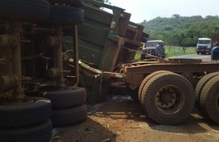 Caminhoneiro morre após tombar caminhão