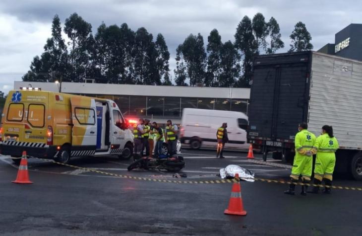 Motociclista morre atropelado por caminhão na zona Norte