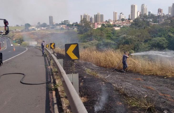 Corpo de Bombeiros de Marília se mobilizam para apagar incêndio causado por moradores de rua