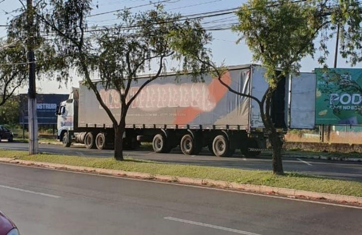 Caminhoneiro é rendido, e parte da carga é roubada em Palmital