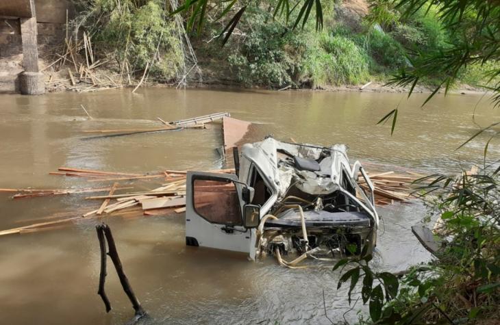 Caminhão cai em rio localizado entre as cidades de Tupã e Quatá