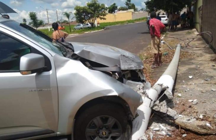  Caminhonete bate e derruba poste, que cai sobre mulher, na Zona Sul de Marília