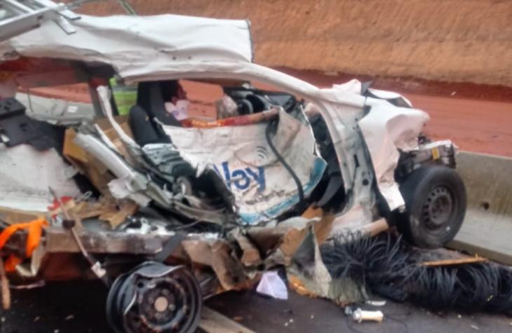Motorista fica gravemente ferido após acidente entre carro e caminhão