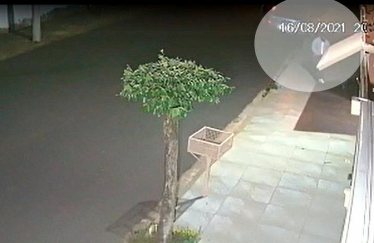 Criminosos armados assaltam casa de comerciante na zona oeste em Marília.