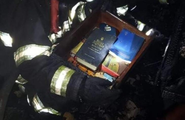 Biblia fica intacta, após incêndio
