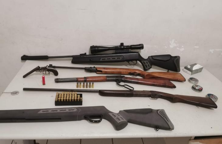 Filho denuncia e pai é detido com diversas armas e munições no carro e em casa