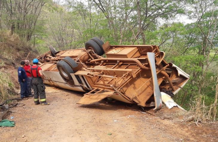 Ônibus tomba com trabalhadores rurais dentro, na serra de estrada