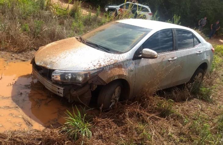 Veículo abandonado é encontrado atolado em um canavial, localizado em Paraguaçu