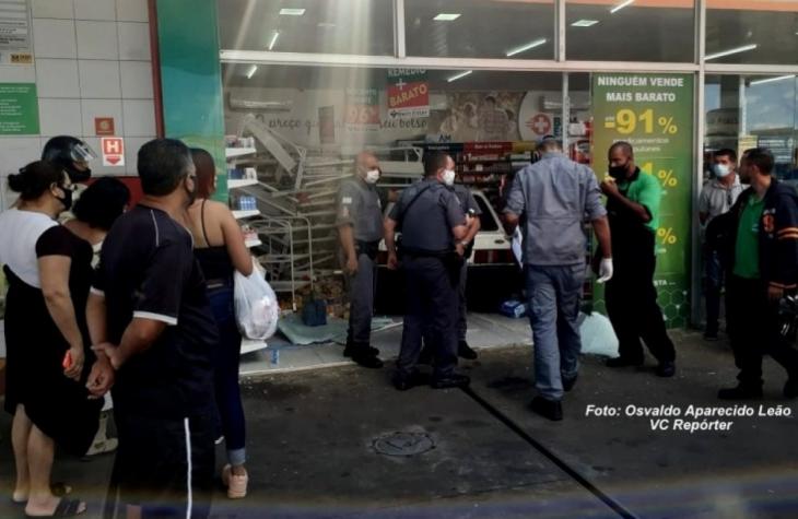 Motorista perde o controle de veículo, invade farmácia e fere 2 pessoas em Marília