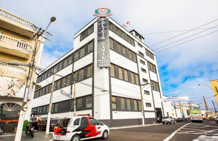 Homem é preso após agredir companheira e quebrar objetos dentro de casa