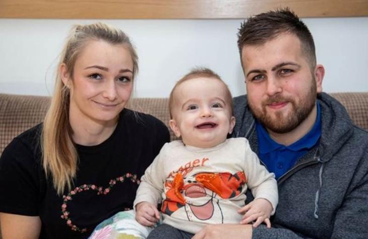 Bebê acorda do coma após 7 meses e sorri para o pai