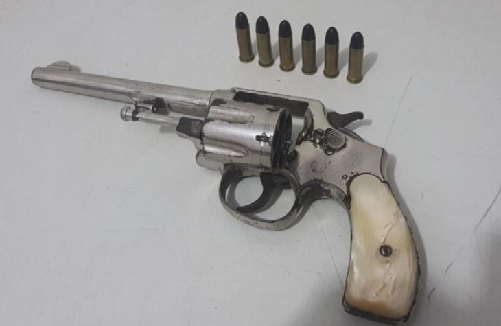 Polícia age rápido e prende homem com arma ilegal em adega na Zona Norte