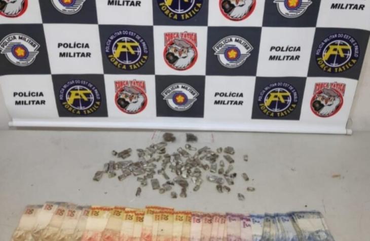 Adolescente acusado de homicídio é preso enquanto comercializava