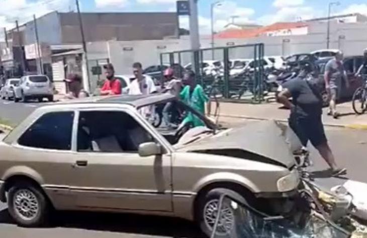 Veículo perde o controle e derruba poste em frente ao supermercado São Francisco