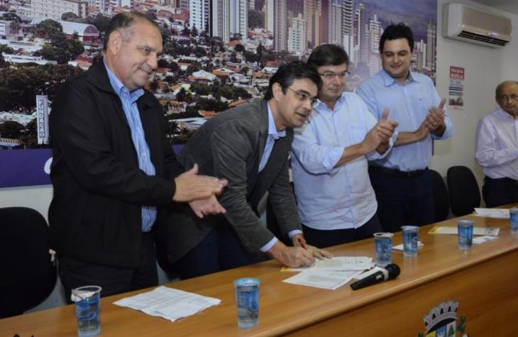 Prefeito Daniel Alonso asina cônvenio com vice governador, que "salva" servidores da Famema