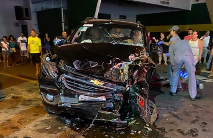 Caminhonete bate em ônibus e deixa feridos em rotatória de Assis