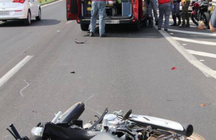 Motociclista fica ferida em acidente na SP-294