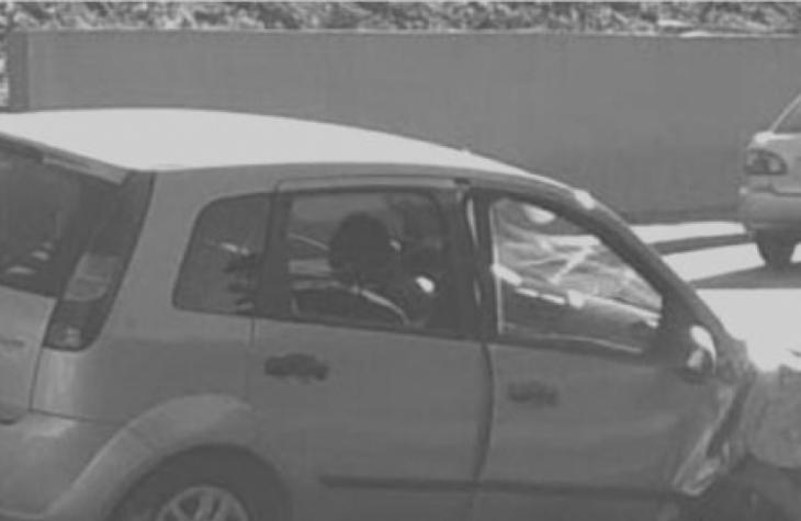 Motorista bate contra poste após perder o controle do veículo em Pompeia