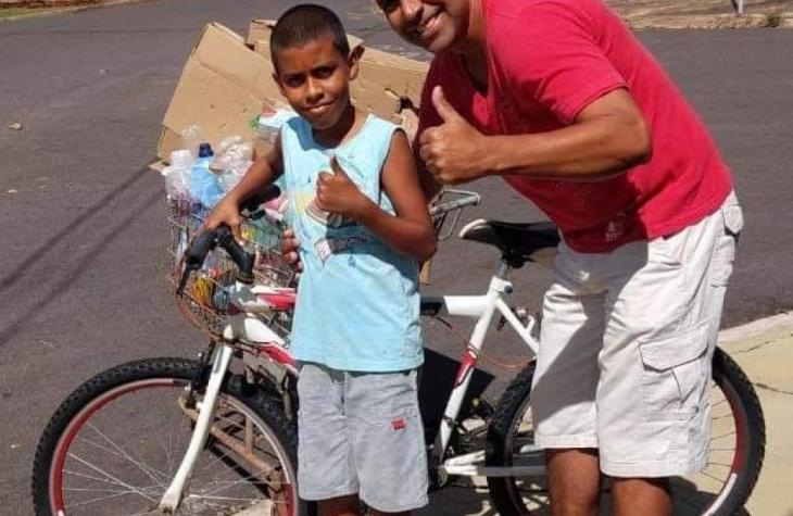 Garoto que cata reciclagem ganha bicicleta e o material escolar para ir à escola em Guaiçara.