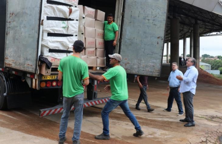 Prefeito Daniel Alonso inicia distribuição de cesta básica aos servidores 