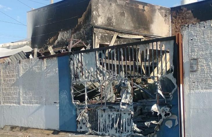 Loja de sofá é danificada por incêndio durante madrugada