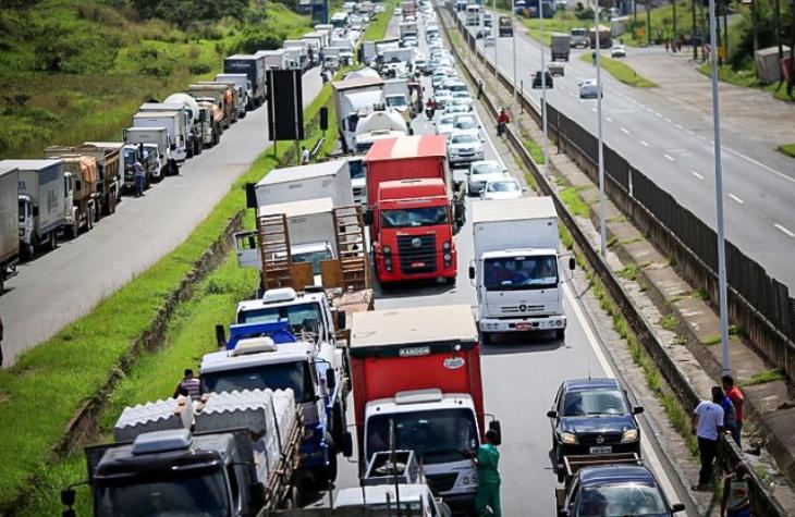 Caminhoneiros seguem protesto apesar de Bolsonaro ter pedido dispersão
