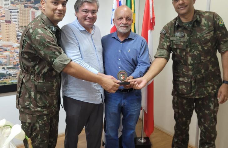 Prefeito Daniel Alonso recebe novo instrutor do Tiro de Guerra