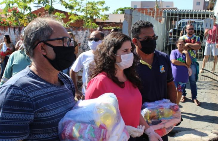 Regina Alonso entrega mais 900 cestas básicas
