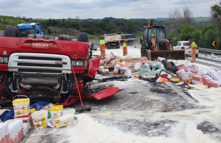 Motorista morre em tombamento de caminhão na SP-294 em Gália