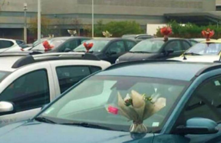 Florista deixa flores nos carros de profissionais de saúde de hospital