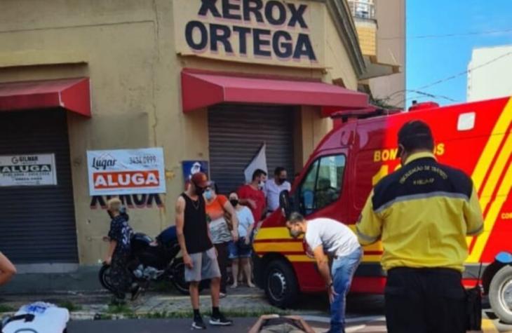 Moto colide em veículo na quatro de abril nesta manhã