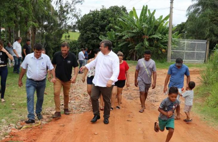  Prefeito Daniel Alonso vistoria obras de pavimentação inédita na zona oeste de Marília e é elogiado pelos moradores