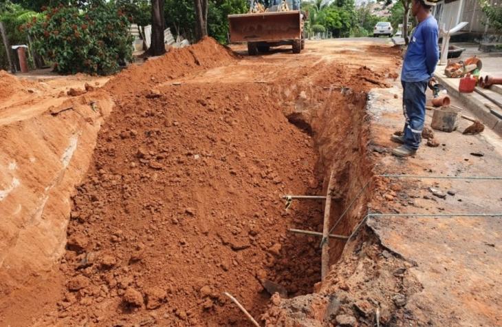 Daem faz conserto de rede de esgoto na zona norte da cidade
