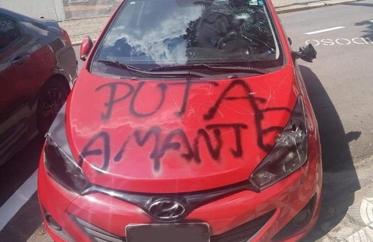 Carro é depredado e pichado com ofensas