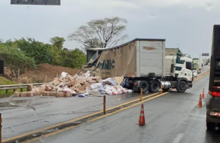 Caminhoneiro perde o controle e carga fica espalhada na rodovia