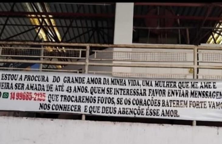 Homem coloca faixa inusitada no Terminal Urbano de Marília 