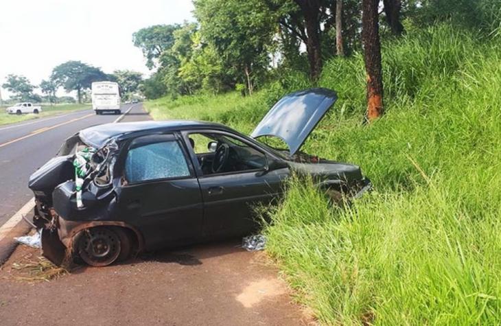 Três ficam feridos após carro bater em árvore e capotar em rodovia