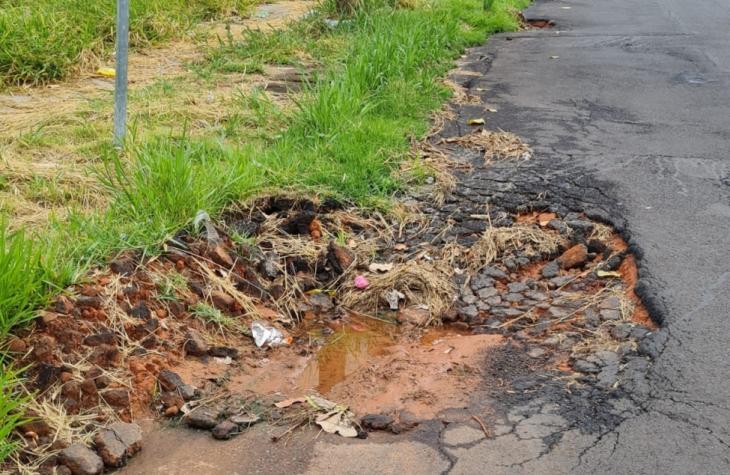 Moradores denunciam abandono da Prefeitura em bairros de Marília: buracos e mato alto