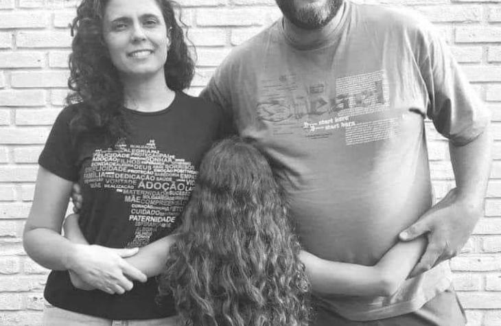 Temos agora uma batalha em que um lado estão os pais reais dessa criança, os adotivos, que imploram: “