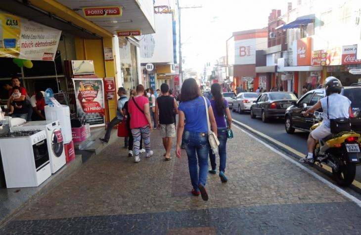 Comércio de Marília abre à noite na sexta por vendas para Dia dos Namorados