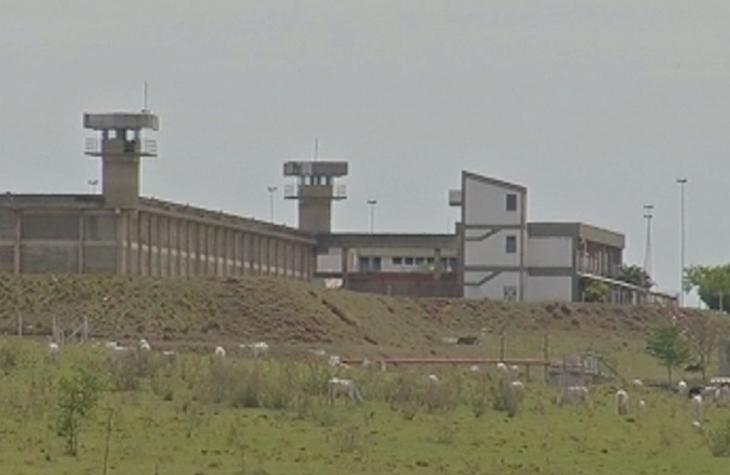 Três dos sete presos que fugiram de penitenciária são capturados pela PM