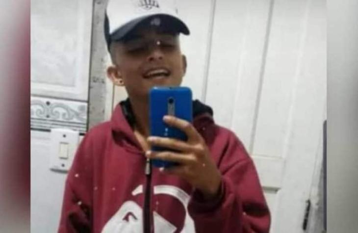 Jovem morre eletrocutado enquanto usava fones com celular ligado à tomada